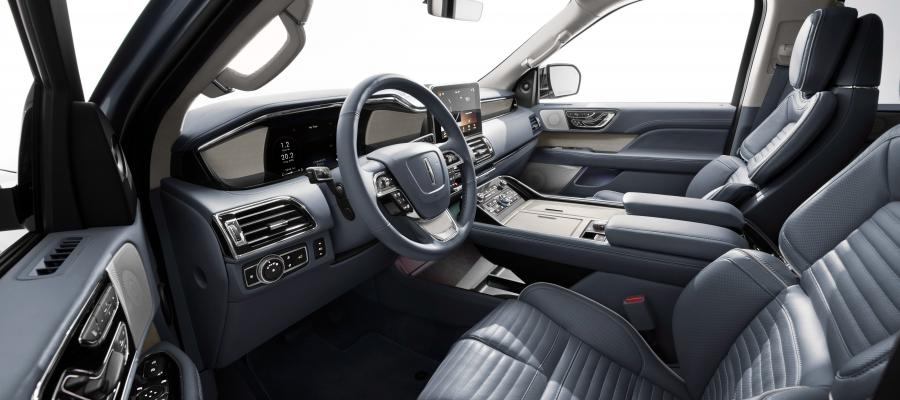 Интерьер Lincoln Navigator Black Label 2017 года  (фото 10 из 52)